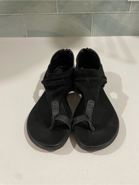 Emu Black Toe-Ring Ankle Sandals